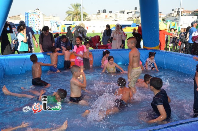 فيديو: فرحة عارمة للأطفال بين الاستعراضات البهلوانية والالعاب المائية في اليوم الثاني لكرنفال الفطر